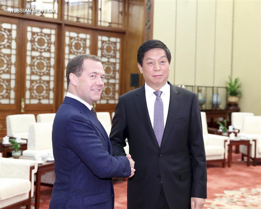 栗战书.jpg